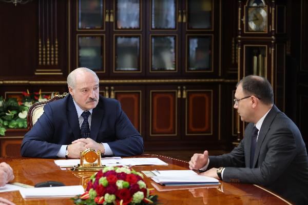 Глава государства принял с докладом заместителя Премьер-министра Юрия Назарова, помощника Президента Александра Косинца и Министра энергетики Виктора Каранкевича