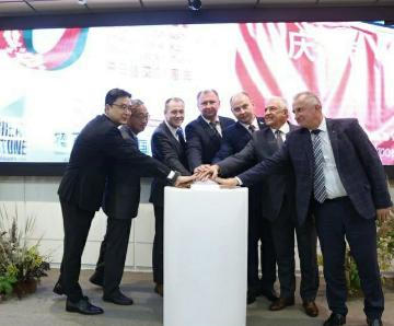 Первый контейнерный железнодорожный состав с белорусским торфом отправился в Китай